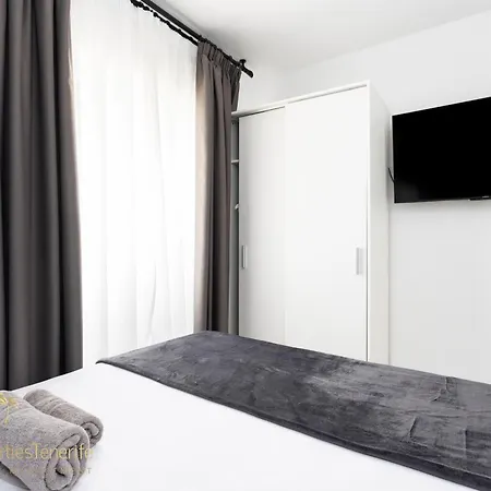 Iris Apartment *